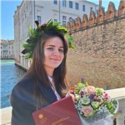 Laureata in Lingue offre lezioni di italiano, inglese e cinese